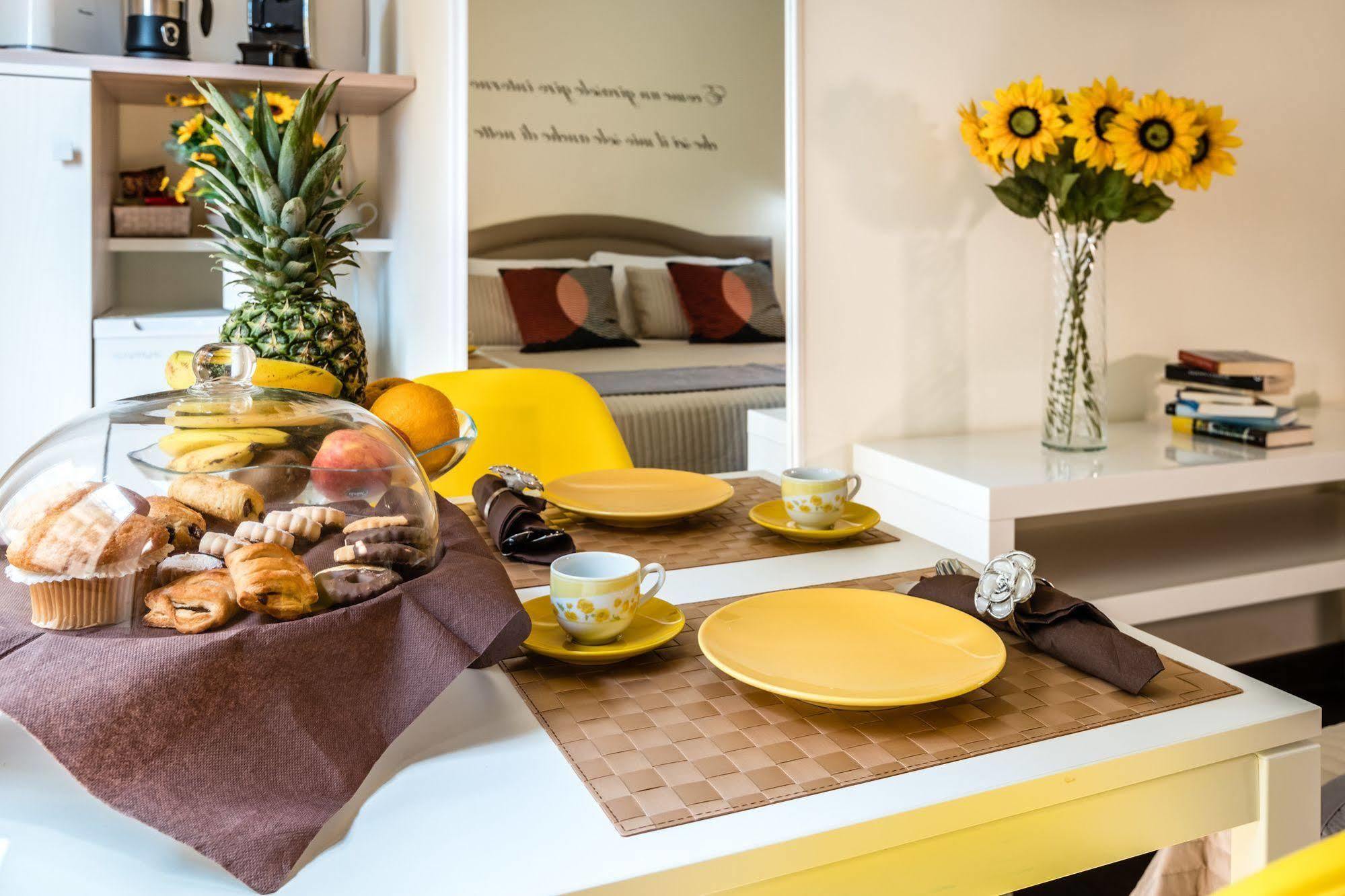 ฟิออร์ ดี โลโต รูมส์ Bed & Breakfast กาญารี ภายนอก รูปภาพ