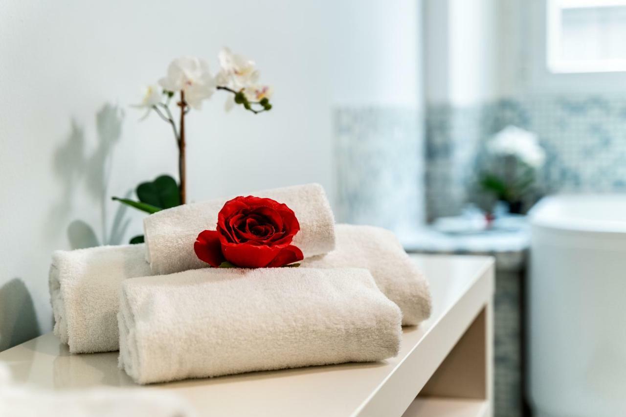 ฟิออร์ ดี โลโต รูมส์ Bed & Breakfast กาญารี ภายนอก รูปภาพ